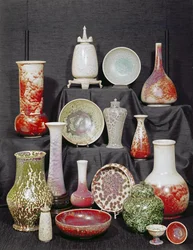 Samling av Ruskin ware (lergods)